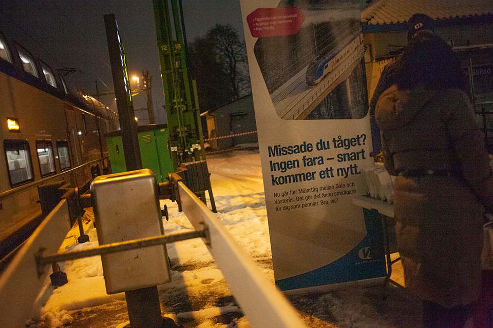 På Sala tågstation bjöds resenärer på kaffe med lussebulle och goodiebag vid rusningstid på luciakvällen